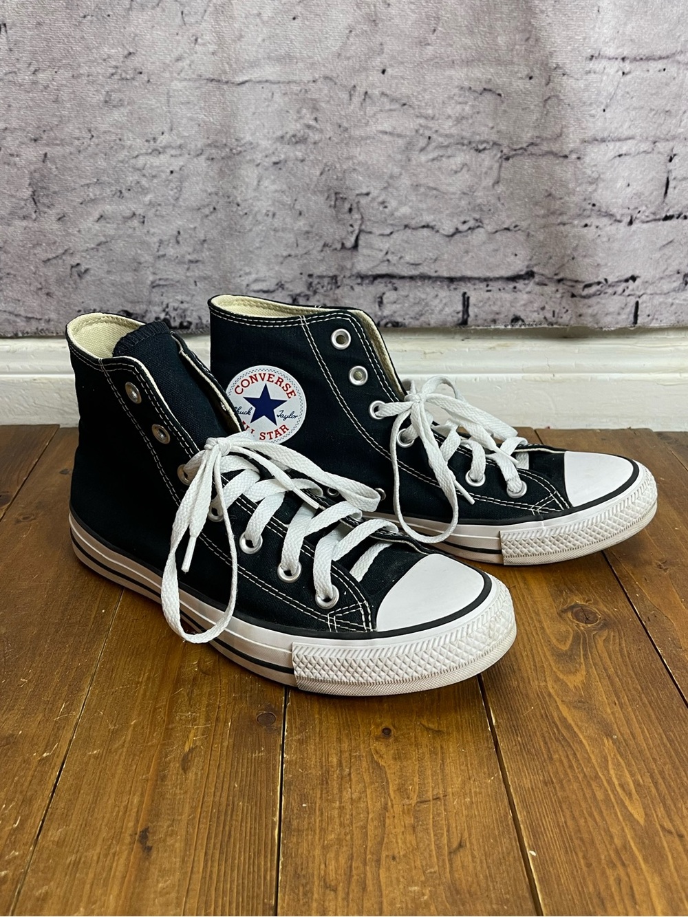 Converse Mens size 6, Womens size 8 Black canvas high top sneakers
